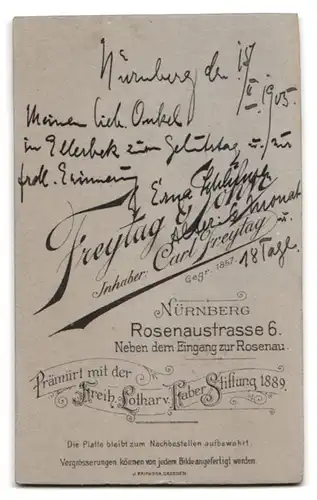 Fotografie Freytag & Sohn, Nürnberg, Rosenaustrasse 6, Portrait nackiges Kleinkind liegt bäuchlings auf Fell