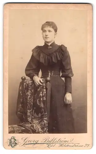 Fotografie Georg Billström, Kiel, Holstenstrasse 22, Portrait junge Dame im hübschen Kleid