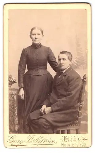 Fotografie Georg Billström, Kiel, Holstenstrasse 22, Portrait junges Paar in modischer Kleidung