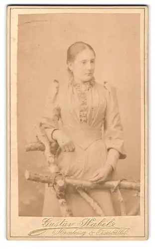 Fotografie Gustav Habel, Hamburg, Kaiser Wilhelmstrasse und Poolstrasse 18, Portrait junge Dame in hübscher Kleidung