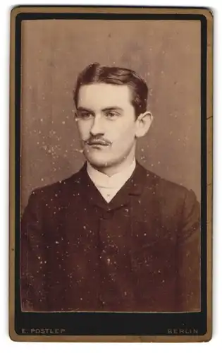 Fotografie E. Postlep, Berlin, Chausseestrasse 5 Ecke Tieckstrasse, Portrait eleganter Herr mit Zwirbelbart