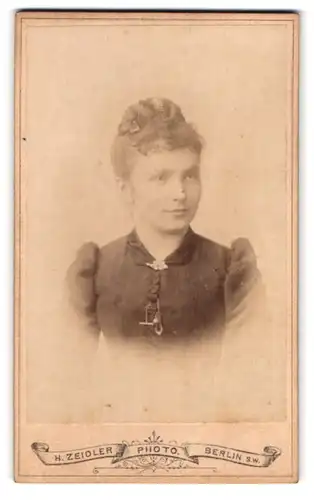 Fotografie Z. Zeidler, Berlin-SW, Jerusalemerstrasse 59, Portrait junge Dame mit hochgestecktem Haar