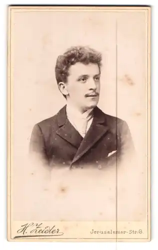 Fotografie Z. Zeidler, Berlin-SW, Jerusalemerstrasse 6, Portrait junger Herr im Anzug mit Krawatte