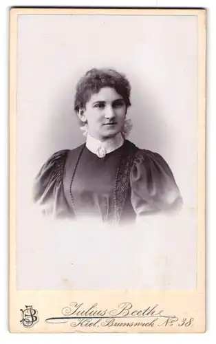 Fotografie Julius Beeth, Kiel, Brunswiek 38, Portrait junge Dame im hübschen Kleid