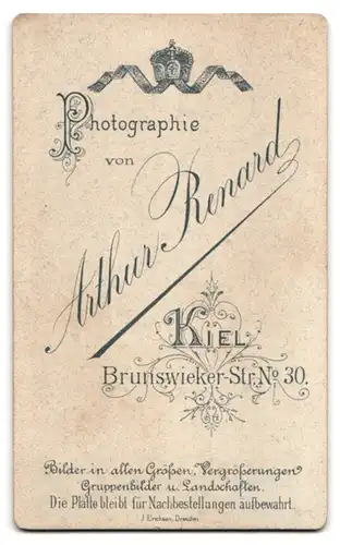 Fotografie Arthur Benard, Kiel, Brunswieker-Strasse 30, Portrait süsses Kleinkind in modischer Kleidung