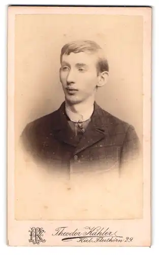 Fotografie Theodor Kähler, Kiel, Fleethörn 29, Portrait junger Mann im karierten Anzug