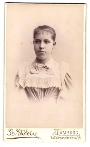 Fotografie L. Stöber, Hamburg, Rathausstrasse 25, Portrait junge Dame mit zurückgebundenem Haar