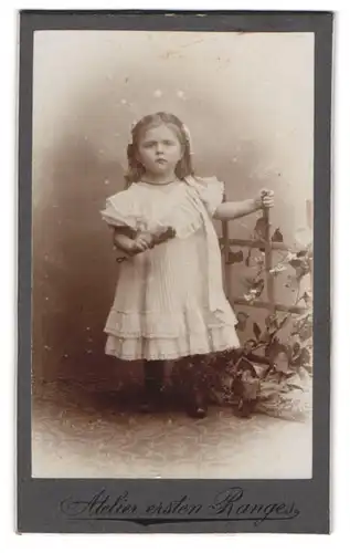 Fotografie unbekannter Fotograf und Ort, Portrait kleines Mädchen im hübschen Kleid
