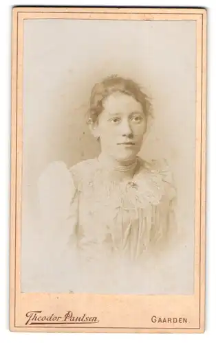 Fotografie Theodor Paulsen, Gaarden, Schönbergerstrasse 55, Portrait junge Dame mit zurückgebundenem Haar
