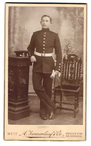 Fotografie A. Zinnenlauf & Cie, Metz, Römerstrasse 27-29, Portrait Soldat in Uniform mit Handschuhen