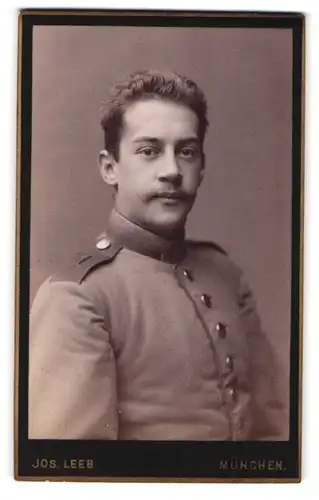 Fotografie J. Leeb, München, Schönfeldstrasse 18, Portrait Soldat in Uniform mit Oberlippenbart