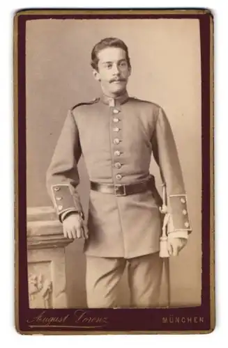 Fotografie August Lorenz, München, Dachauerstrasse 6, Portrait Soldat in Uniform