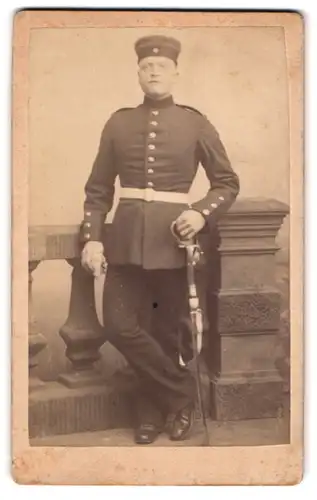 Fotografie unbekannter Fotograf und Ort, Portrait Soldat in Uniform mit Degen