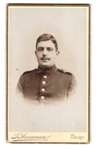 Fotografie J. Assmann, Thorn, Brückenstrasse 15, Portrait Soldat in Uniform mit Moustache