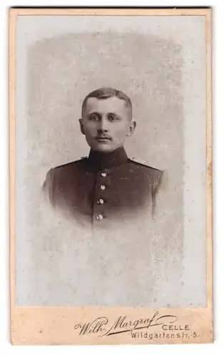 Fotografie Wilh. Margraf, Celle, Wildgartenstrasse 5, Portrait Soldat in Uniform