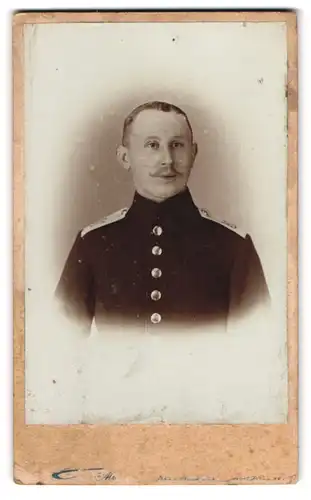 Fotografie unbekannter Fotograf und Ort, Portrait Soldat in Uniform