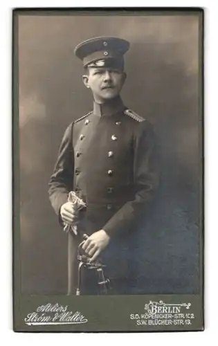 Fotografie Strom & Walter, Berlin-SW, Blücherstrasse 13, Portrait Soldat in Uniform mit Schirmmütze