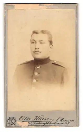 Fotografie Otto Kruse, Ottensen, Bahrenfelderstrasse 98, Portrait Soldat in Uniform