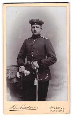 Fotografie Ad. Martens, Itzehoe, Mühlenstrasse 5, Portrait Soldat in Uniform mit Degen