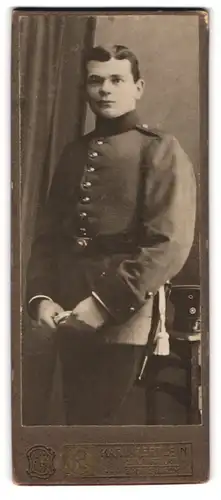 Fotografie Karl Hertlein, Stuttgart, Rotebühl-Strasse 35, Portrait Soldat in Uniform