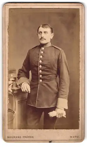 Fotografie Bourens Frères, Metz, Place de Chambre N°7, Portrait Soldat mit Seitenscheitel in Uniform