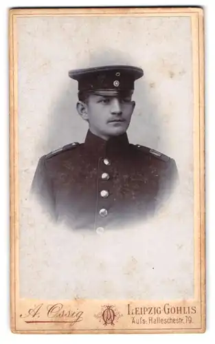 Fotografie A. Ossig, Leipzig-Gohlis, Äuss. Halleschestrasse 79, Portrait Junger Soldat mit Schirmmütze Uniform Rgt. 107