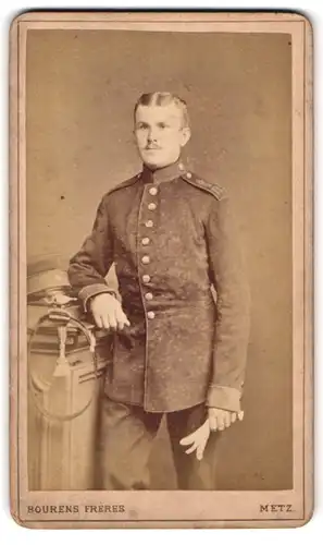 Fotografie Bourens Frères, Metz, Place de Chambre N°7, Soldat mit Mittelscheitel in Uniform Rgt. 12 der Artillerie