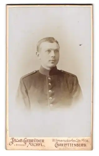 Fotografie Jacob Gebrüder Nachfl., Charlottenburg, Wilmersdorfer Str. 55 /56, Portrait Junger Soldat in Uniform