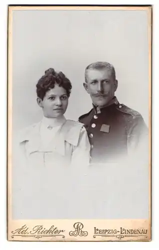 Fotografie Adolph Richter, Leipzig-Lindenau, Merseburger Strasse 61, Portrait Soldat in Uniform Rgt. 12 mit Orden, 1901