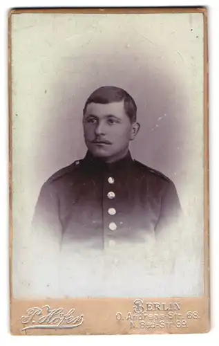 Fotografie P. Höfer, Berlin, O. Andreas-Strasse 68, Portrait Junger Soldat Otto Held in Uniform Rgt. Nr. 141