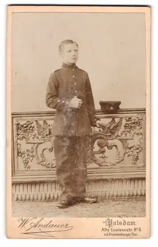 Fotografie Wilhelm Andauer, Potsdam, Alte Louisenstrasse N°6, Portrait junger Knabe Soldat in Uniform mit Schirmmütze