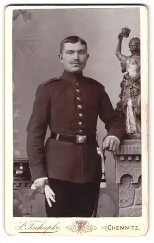 Fotografie Paul Tschapke, Chemnitz, Zschopauer Strasse 79, Portrait Junger Soldat in Uniform neben Germania Figur