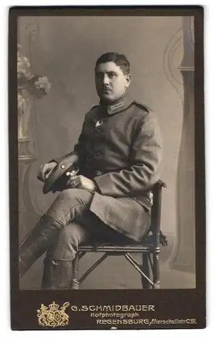 Fotografie G. Schmidbauer, Regensburg, Marschallstrasse C.51, Portrait Sitzender Offizier in Feldgrau Uniform, 1914