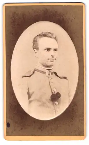 Fotografie Ferd. u. Ant. Frey, Amberg, Strasse unbekannt, Portrait Österreichischer Offizier in Uniform
