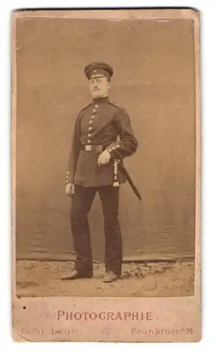 Fotografie Gebr. Laun, Frankfurt am Main, Strasse unbekannt, Portrait Infanterist der 1880 mit Bajonett in Uniform