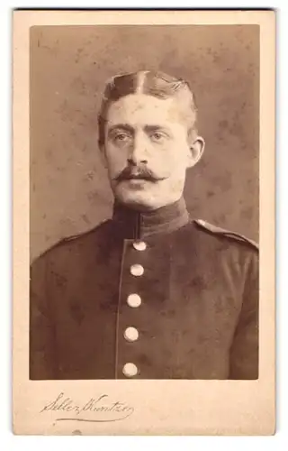 Fotografie Selle & Kuntze, Potsdam, Schwertfeger Strasse 14, Portrait Soldat mit Moustache in Garde Uniform