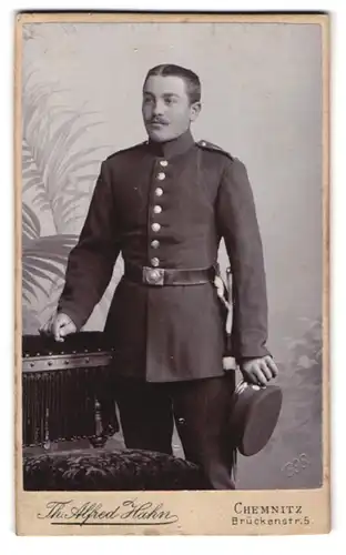 Fotografie Alfred Hahn, Chemnitz, Brückenstrasse 5, Portrait Soldat mit Bajonett in Uniform