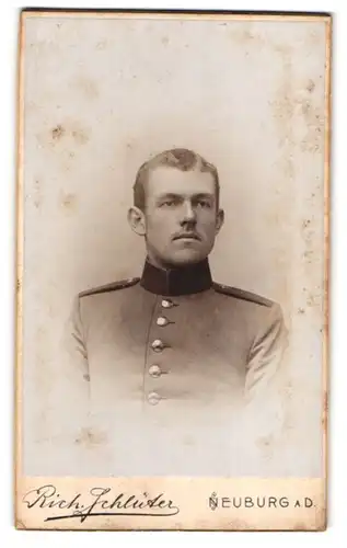 Fotografie Rich. Schlüter, Neuburg a. D., Färberstrasse 85, Portrait Junger Soldat in Uniform