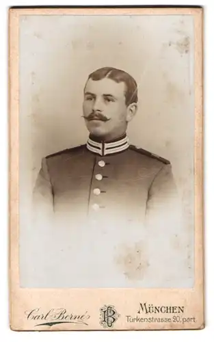 Fotografie Carl Berné, München, Türkenstrasse 20, Portrait Soldat in Gardeuniform mit Moustache