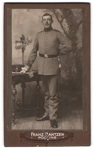 Fotografie Franz Jantzen, Pocking, Strasse unbekannt, Portrait Soldat mit Bajonett in Uniform