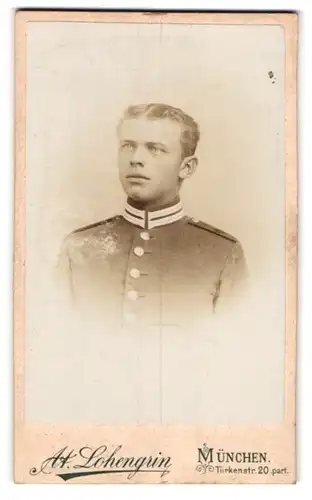 Fotografie Carl Berné, München, Türkenstrasse 20, Portrait Junger Soldat in Garde Uniform