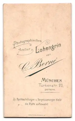 Fotografie Carl Berné, München, Türkenstrasse 20, Portrait Junger Soldat in Garde Uniform