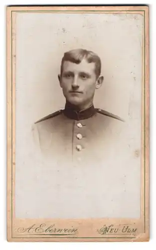 Fotografie A. Eberwein, Neu-Ulm, Bahnhofstrasse 5 1 /2, Portrait junger Soldat in Uniform Rgt. 12