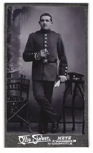 Fotografie Otto Sieber, Metz, Diedenhofnerstrasse 106, Portrait Soldat des Rgt. 8 mit Zigarre und Bajonett