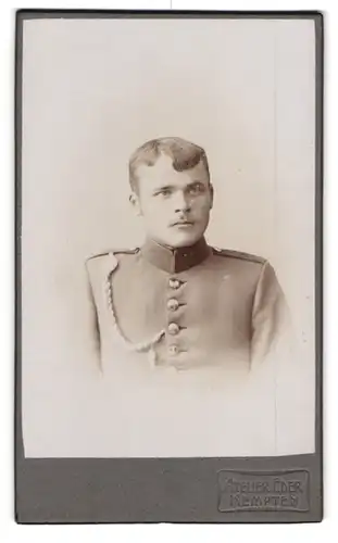 Fotografie Atelier Eder, Kempten, Strasse unbekannt, Portrait Junger Soldat mit Schützenschnur