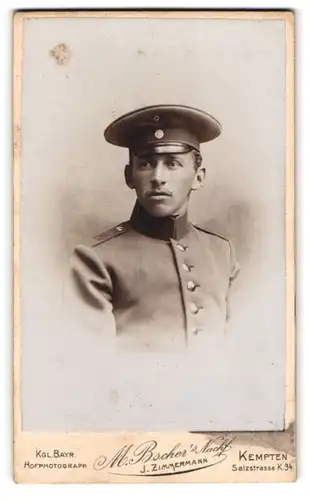 Fotografie M. Bscher`s Nachf. J. Zimmermann, Kempten, Salzstrasse K. 94, Portrait Soldat des Rgt. 20 mit Schirmmütze