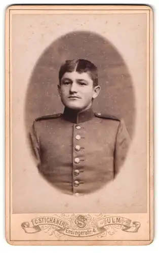 Fotografie C. Stichaner, Ulm, Ensingerstrasse 4, Junger Portrait Soldat in Uniform mit Mittelscheitel