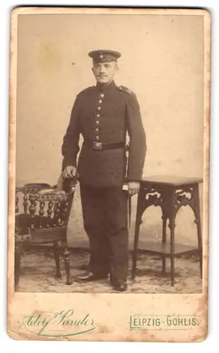 Fotografie Adolf Sander, Leipzig-Gohlis, Leipziger Strasse 12, Portrait Soldat in Uniform mit Schirmmütze und Bajonett