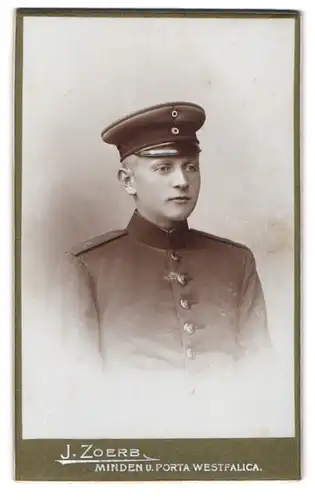 Fotografie J. Zoerb, Minden, Marienwallstrasse 1, Portrait junger Soldat in Uniform Rgt. 30 mit Schrimmütze