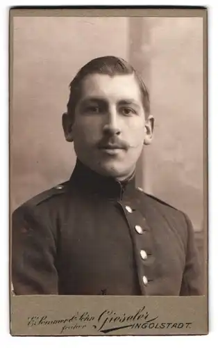 Fotografie Sommer & Sohn, Ingolstadt, Milchstrasse 14, Soldat mit Mustache in Uniform, Portrait